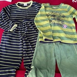 Pajama 2 sets size 5 boys